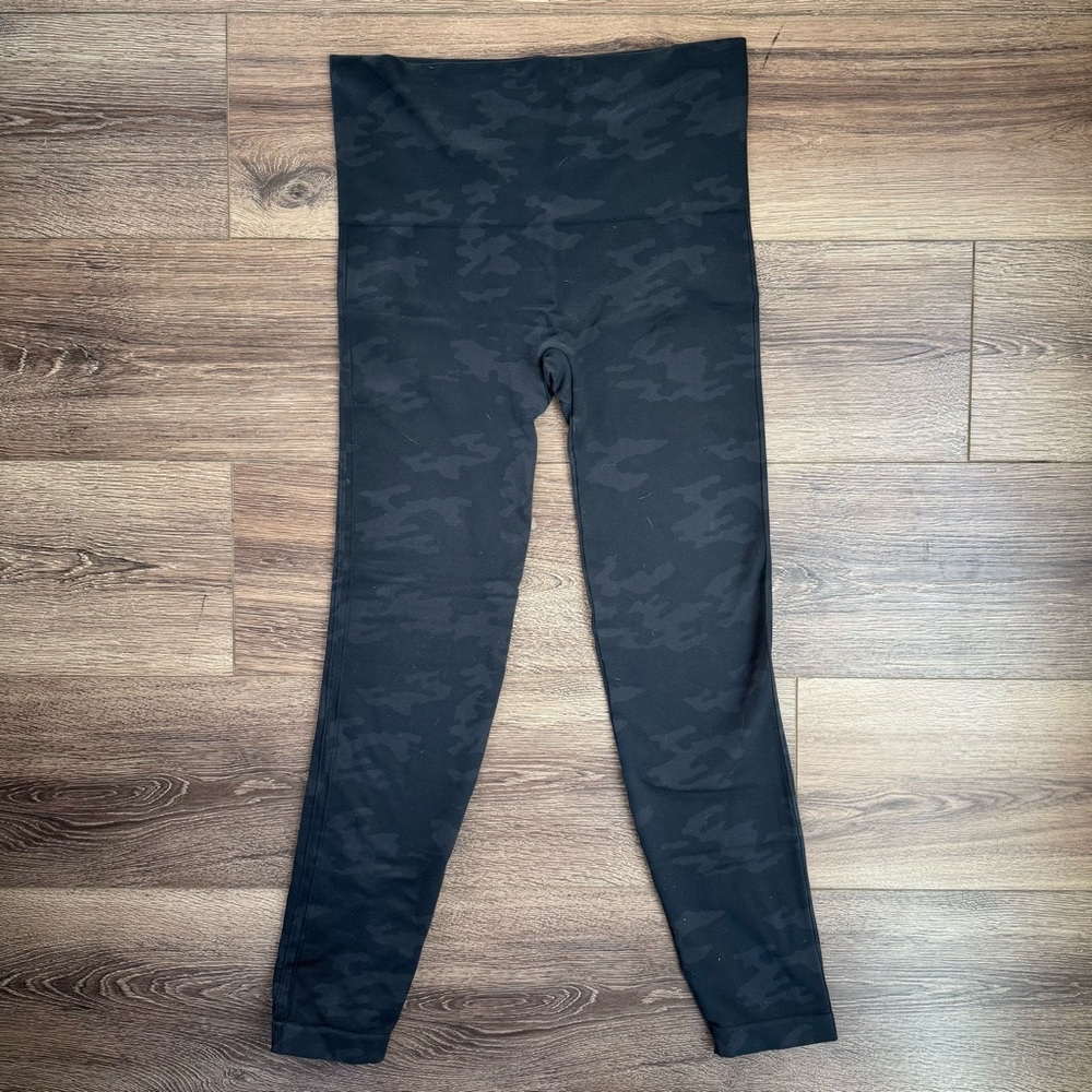 NWOT SPANX Gray Camouflage Leggings Yoga Pants
